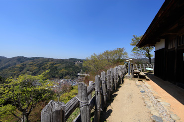 写真：本丸と足助の古い町並み